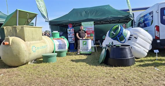 Zbiorniki na stoisku podczas targów AGRO POMERANIA 2025 w Barzkowicach